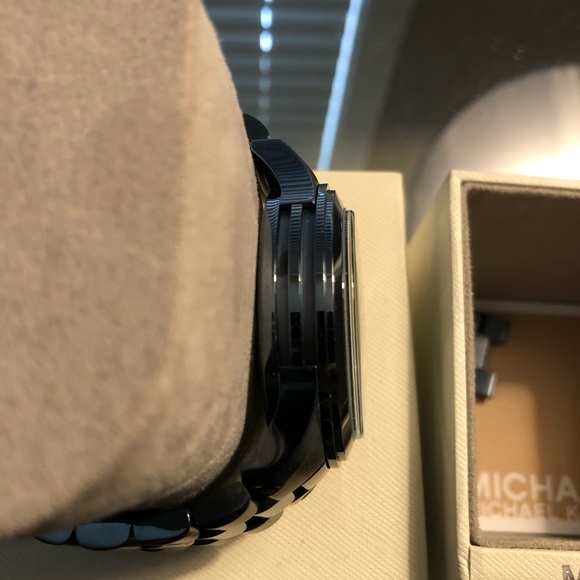 MK8538 Michael Kors Watch - Picture 5 of 9